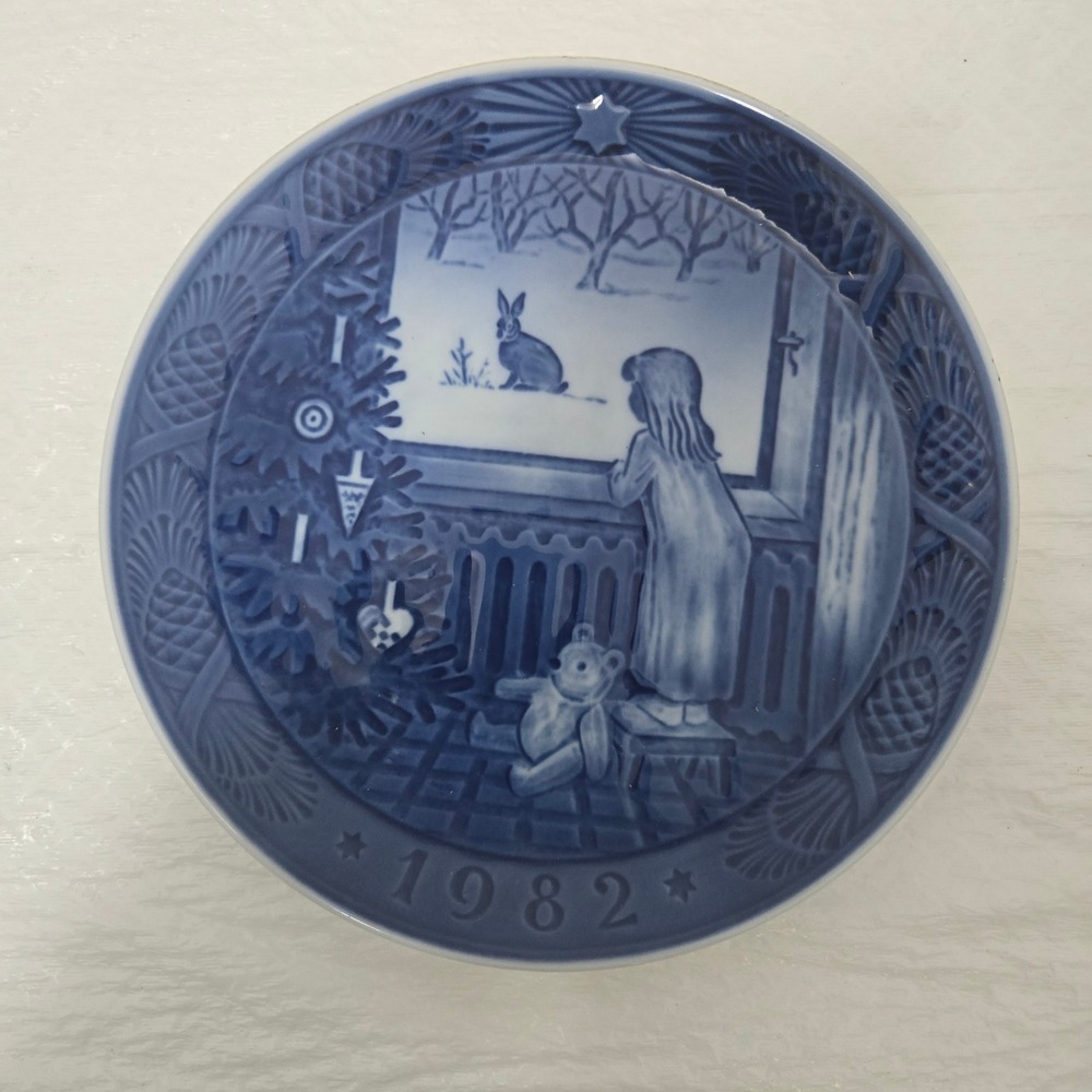 Royal Copenhagen 1982 Christmas Plate Waiting for Christmas Julestemning Blue